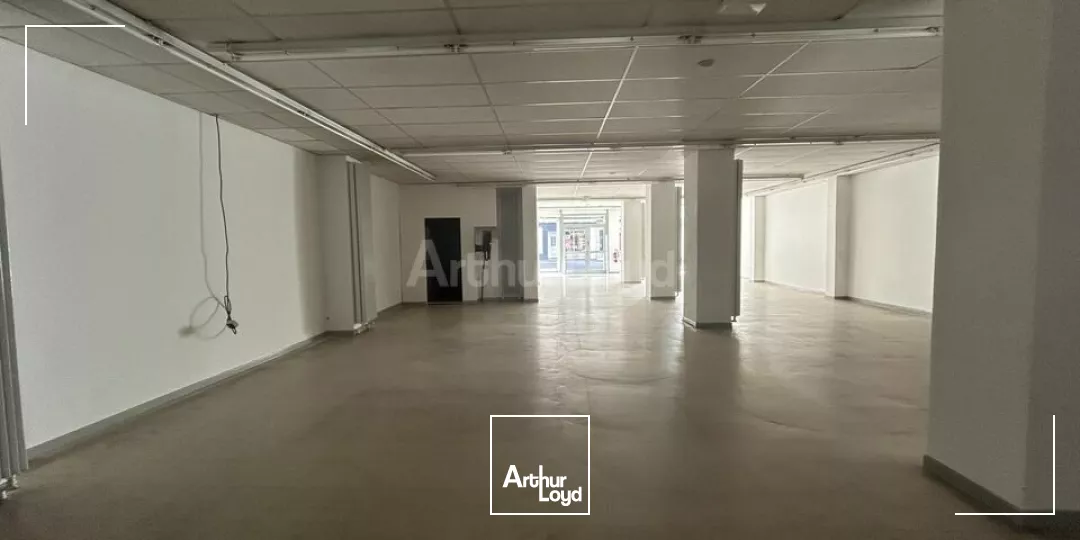 LOCAL COMMERCIAL à LOUER de 240 m²