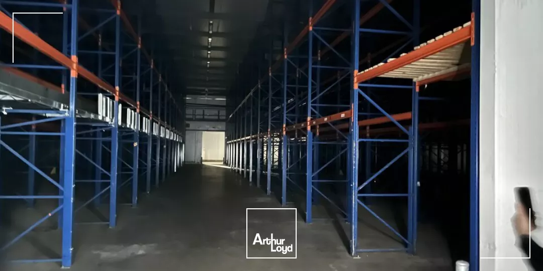A LOUER LOCAL LOGISTIQUE AVEC RACKS ET QUAIS - POITIERS EST - 1330 m²