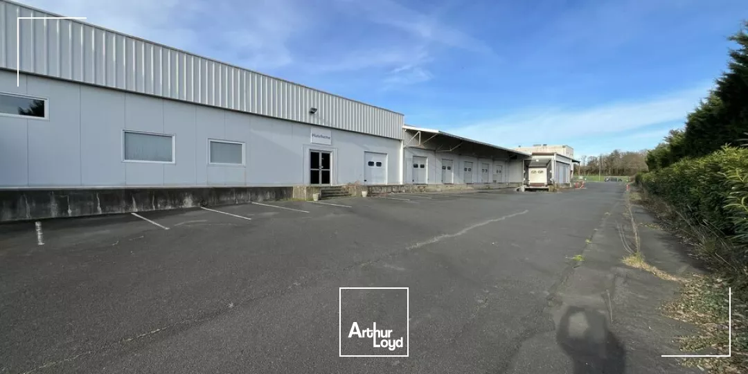 A LOUER LOCAL LOGISTIQUE AVEC RACKS ET QUAIS - POITIERS EST - 1330 m²