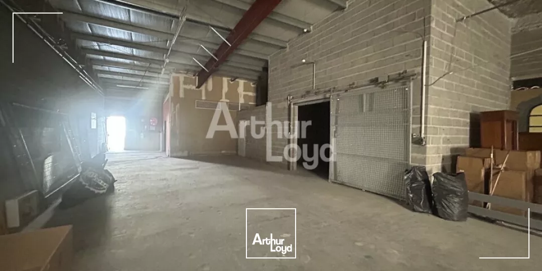 MONTLUCON, limite ZC - ZA, dépôt avec visibilité d'enseigne.