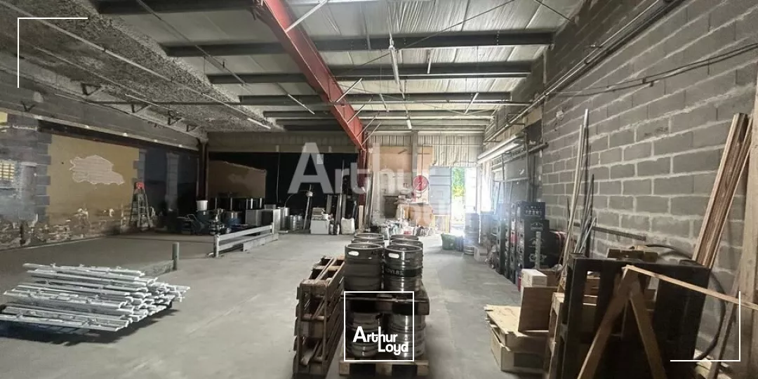 MONTLUCON, limite ZC - ZA, dépôt avec visibilité d'enseigne.