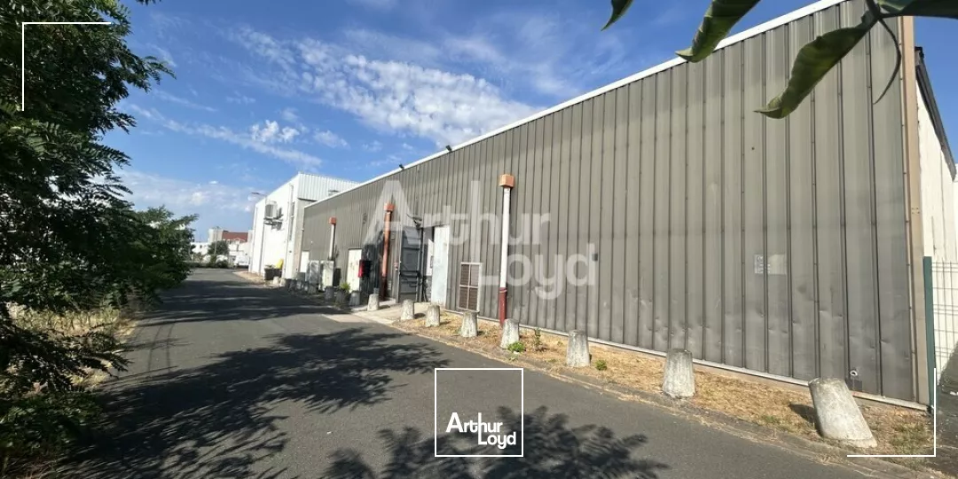 MONTLUCON, limite ZC - ZA, dépôt avec visibilité d'enseigne.