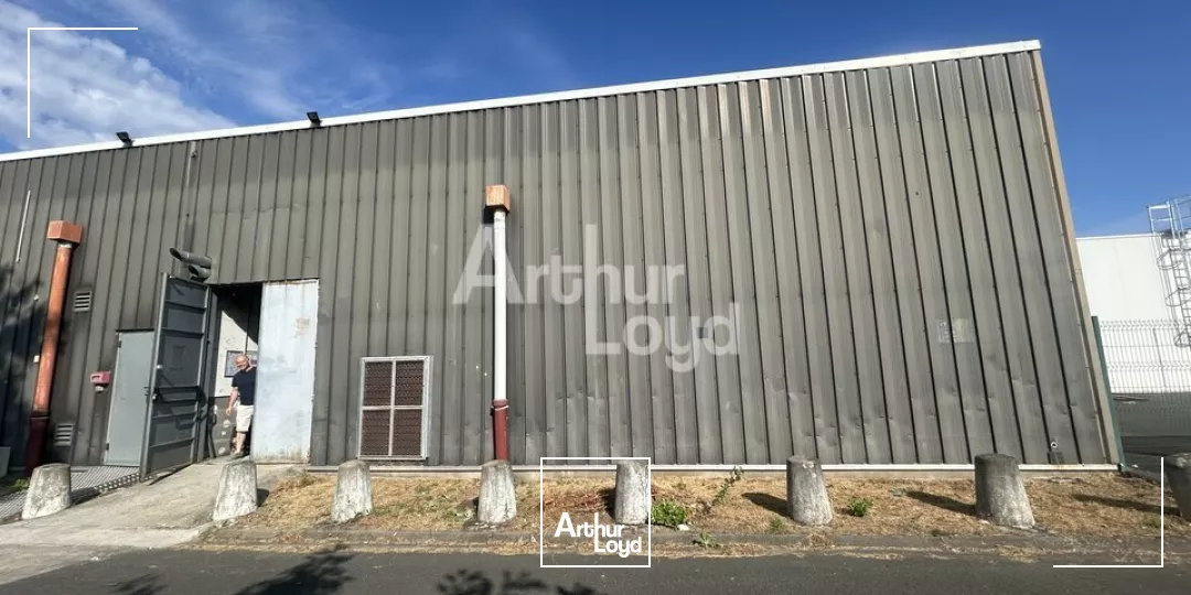 MONTLUCON, limite ZC - ZA, dépôt avec visibilité d'enseigne.