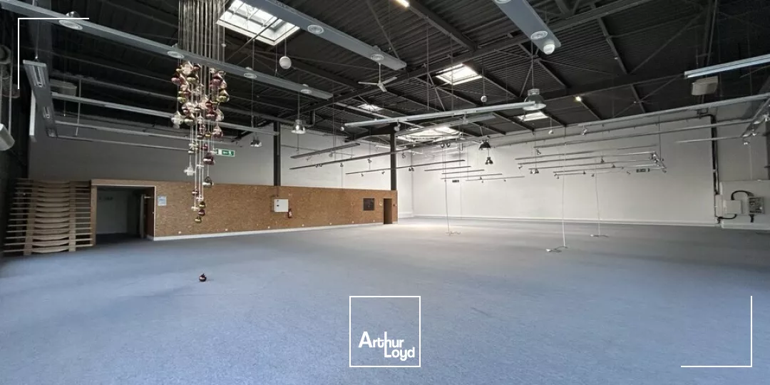 LOCAL COMMERCIAL à LOUER de 1692.3 m²