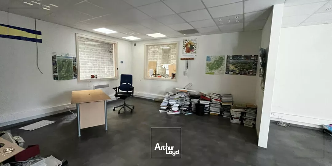 LOCAL D'ACTIVITE - ENTREPOT à LOUER de 320 m²