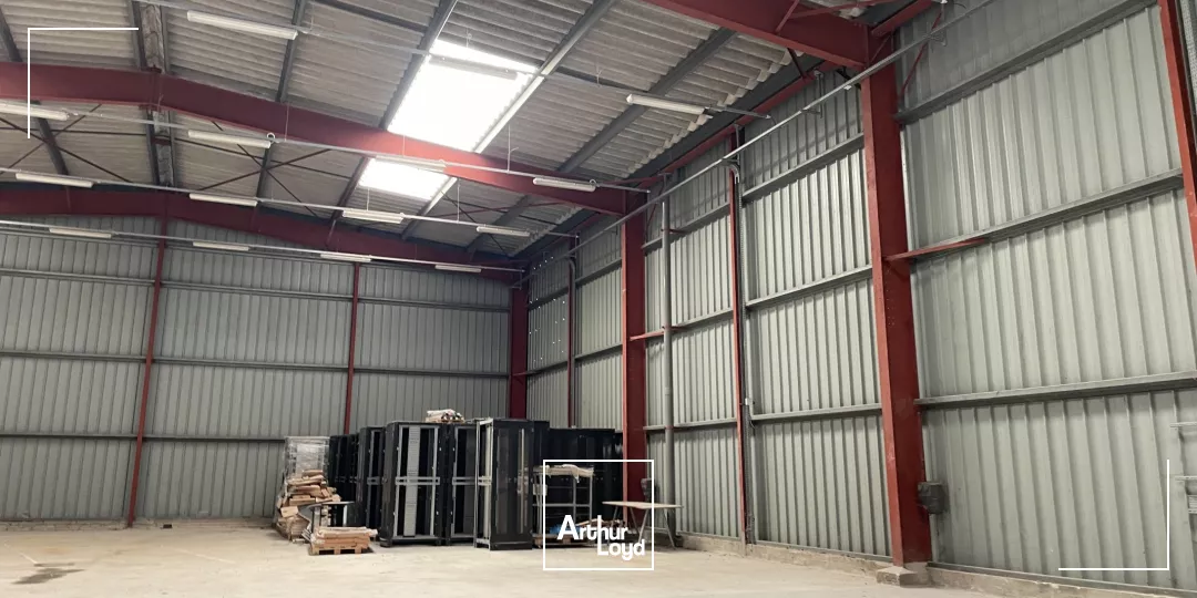 LOCAL D'ACTIVITE - 1500 m2 - A VENDRE - BELLE VISIBILITE ENTRE SOISSONS ET CHATEAU THIERRY