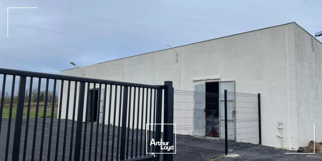 Atelier ou local de stockage de 200 m2 environ à vendre à 15 min de Château-Thierry et Soissons avec cour goudronnée sur un site clos de grillage avec portail électrique neuf.