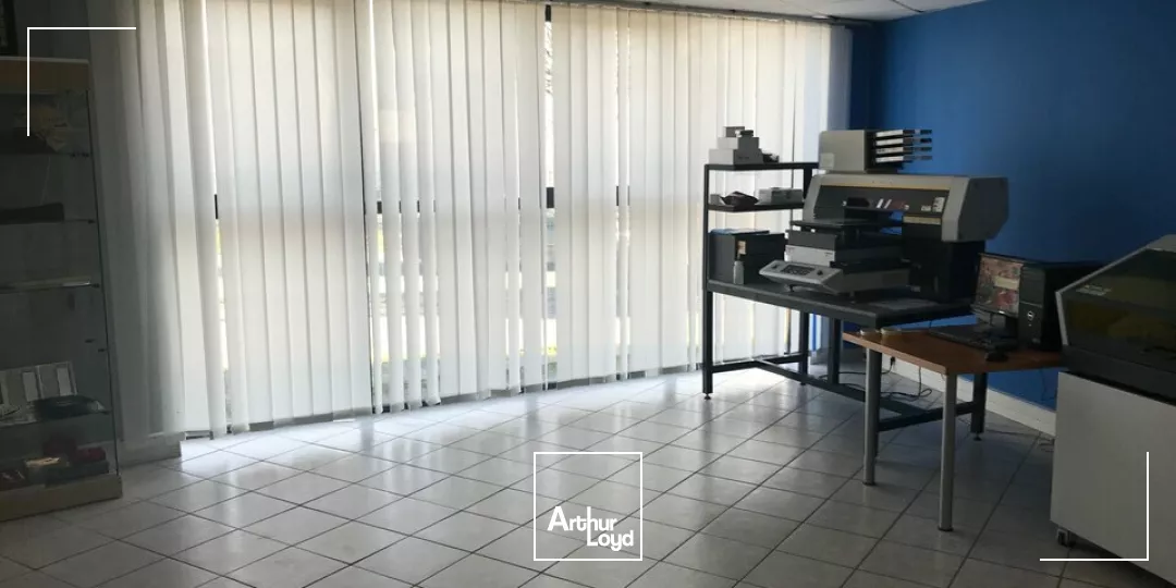 Valence ZFU, bureaux et entrepôts à louer dans bâtiment d'architecte