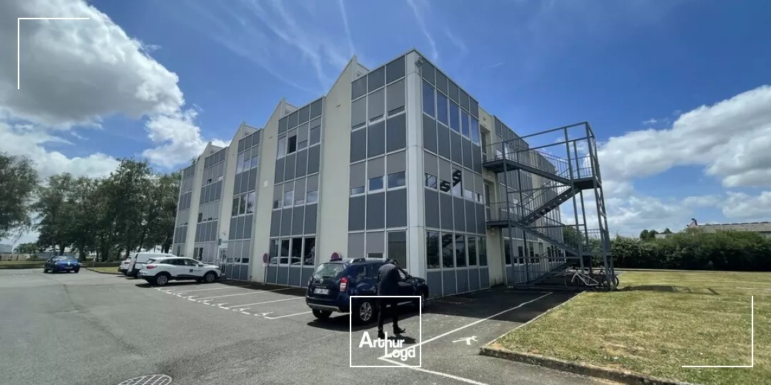 BUREAUX DIVISIBLE DE 2700m² A LOUER A CHAURAY PROCHE DE L'AVENUE DE PARIS ET DE LA ZONE MENDES FRANCE CHAURAY NIORT