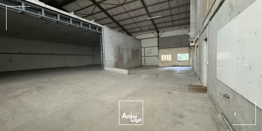 AMBOISE NORD NAZELLES-NEGRON POUJEAUX - A LOUER BATIMENT 1 213 M ² TERRAIN 5 395 M²