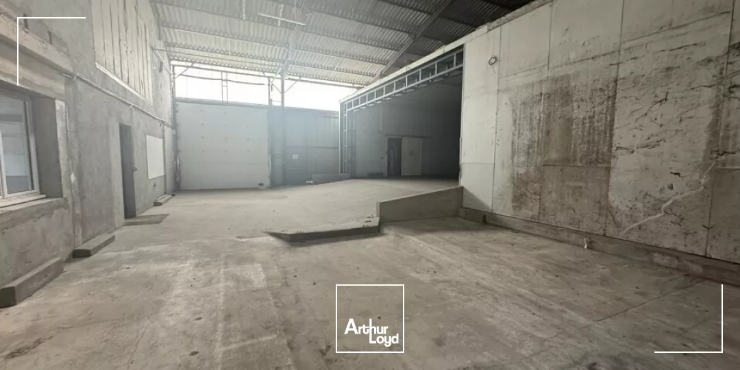 AMBOISE NORD NAZELLES-NEGRON POUJEAUX - A LOUER BATIMENT 1 213 M ² TERRAIN 5 395 M²