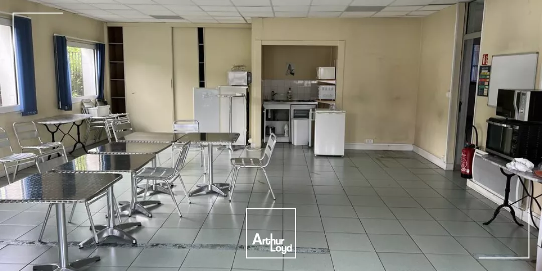 AMBOISE NORD NAZELLES-NEGRON POUJEAUX - A LOUER BATIMENT 1 213 M ² TERRAIN 5 395 M²