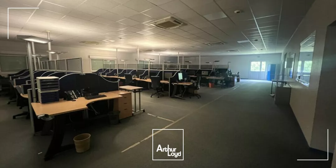 AMBOISE NORD NAZELLES-NEGRON POUJEAUX - A LOUER BATIMENT 1 213 M ² TERRAIN 5 395 M²