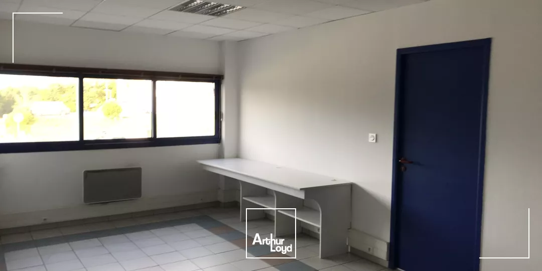 plateaux bureau à louer à Quimper belle visibilité rond-point de Troyalach
