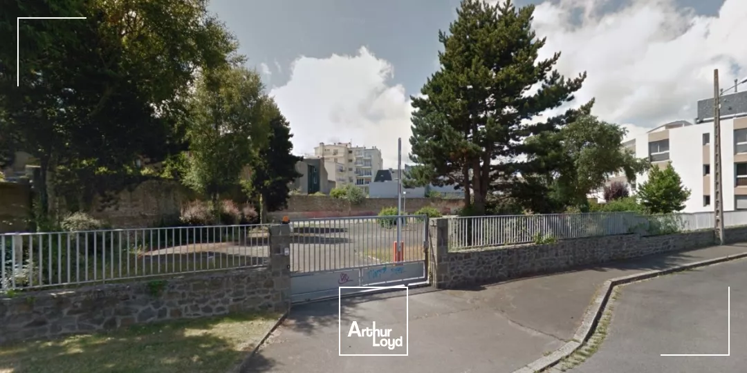 Immeuble de bureaux à vendre dans le quartier Saint Michel de Saint Brieuc dans un environnement verdoyant