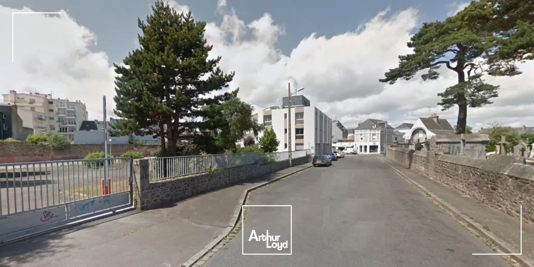 Immeuble de bureaux à vendre dans le quartier Saint Michel de Saint Brieuc dans un environnement verdoyant