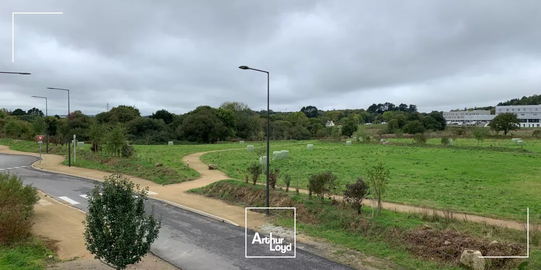 A LOUER / A VENDRE LOCAUX BRUT DE BETON ZONE DE KERLIC - QUIMPER