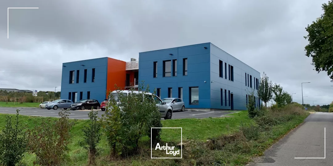 A LOUER / A VENDRE LOCAUX BRUT DE BETON ZONE DE KERLIC - QUIMPER