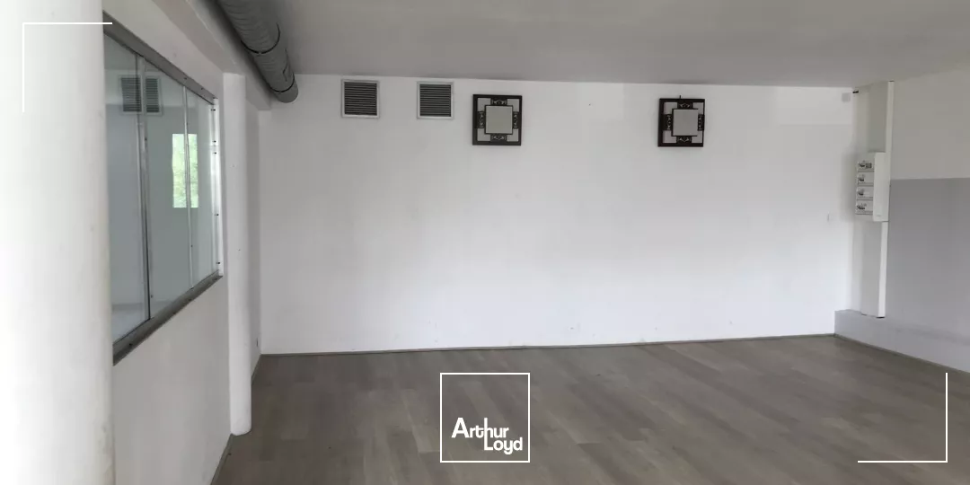 A LOUER - BUREAUX - TRIGNAC - 174 M2 - PARKING - ZAC AUCHAN