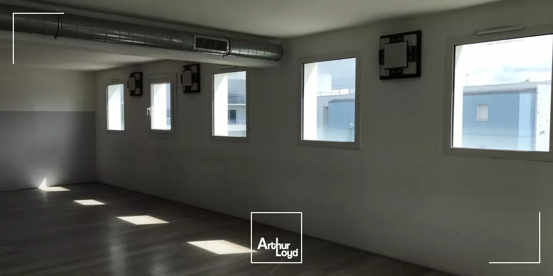 A LOUER - BUREAUX - TRIGNAC - 174 M2 - PARKING - ZAC AUCHAN