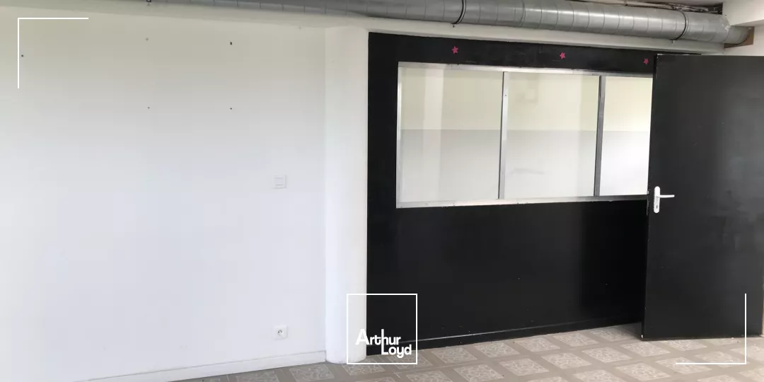 A LOUER - BUREAUX - TRIGNAC - 174 M2 - PARKING - ZAC AUCHAN