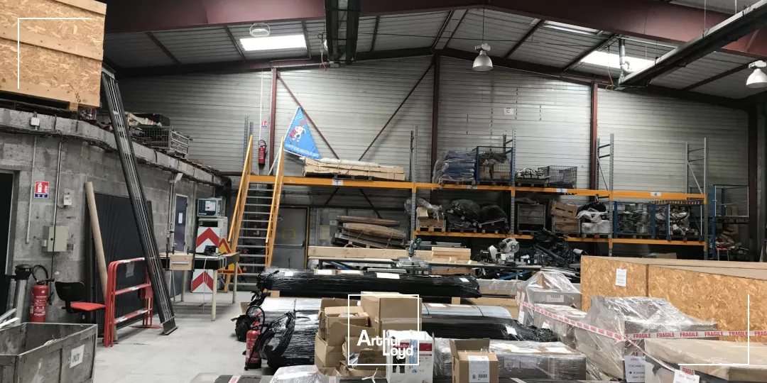 LOCATION - ENTREPOT - BUREAUX - STOCKAGE - 1115 M2 - MONTOIR