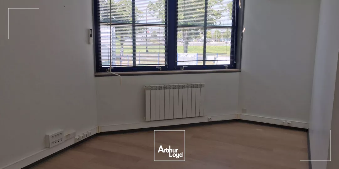 PROCHE SUPER U SAUTRON - LOCATION PLATEAU BUREAUX