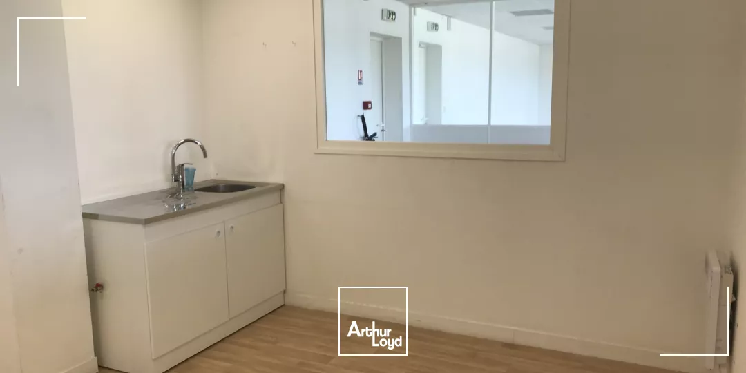 BUREAUX A LOUER - 600 M2 - SAINT NAZAIRE - ZI BRAIS - OPEN SPACE - 300 M2