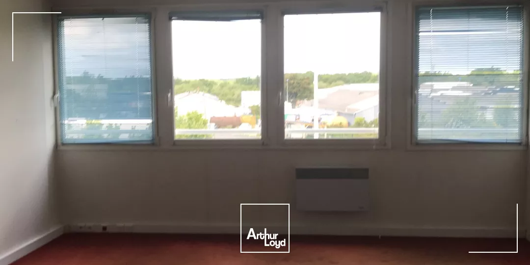 BUREAUX A LOUER - 600 M2 - SAINT NAZAIRE - ZI BRAIS - OPEN SPACE - 300 M2