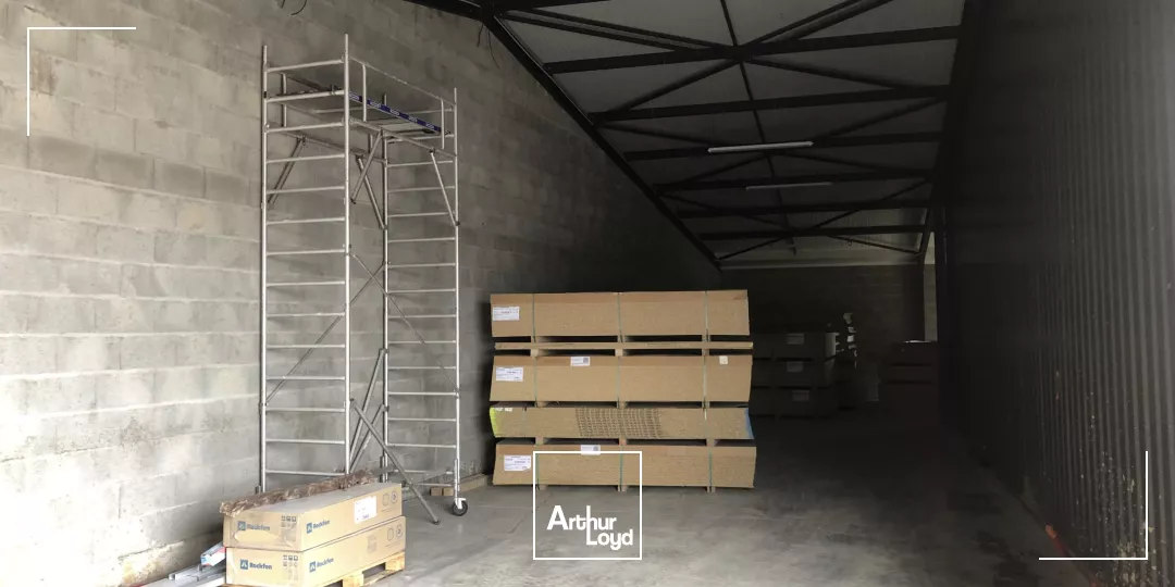 ACTIVITES - STOCKAGE - 182 M2 - BUREAUX - PORTE SECTIONNELLE