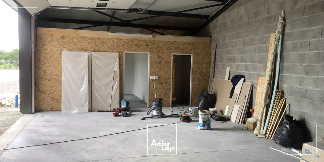 ACTIVITES - STOCKAGE - 182 M2 - BUREAUX - PORTE SECTIONNELLE