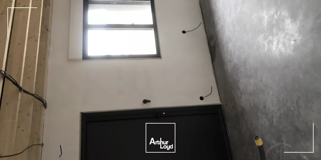 ACTIVITES - STOCKAGE - 182 M2 - BUREAUX - PORTE SECTIONNELLE