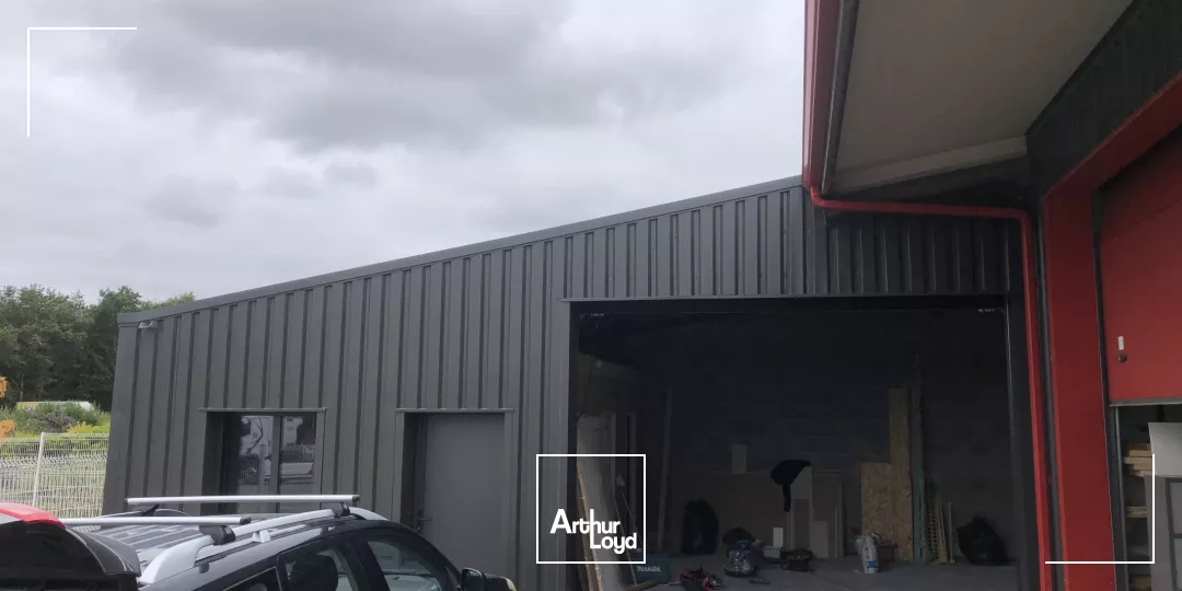 ACTIVITES - STOCKAGE - 182 M2 - BUREAUX - PORTE SECTIONNELLE