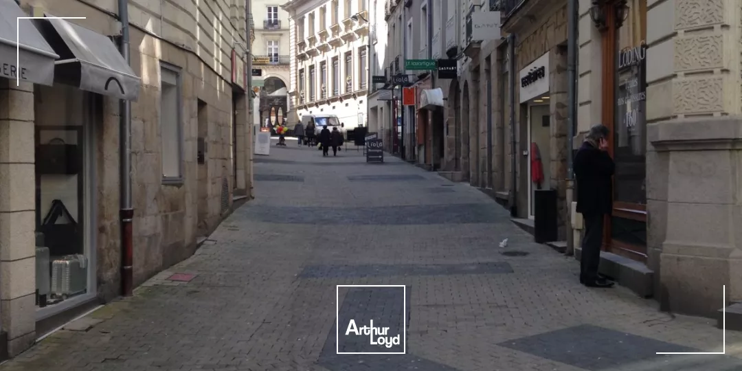 JOLI MAGASIN SITUÉ DANS UNE RUE TRÈS COMMERÇANTE