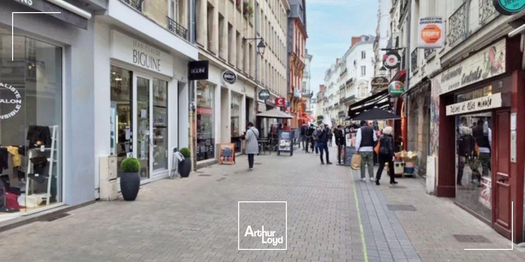 MAGNIFIQUE EMPLACEMENT DANS UNE RUE TRÈS PASSANTE
