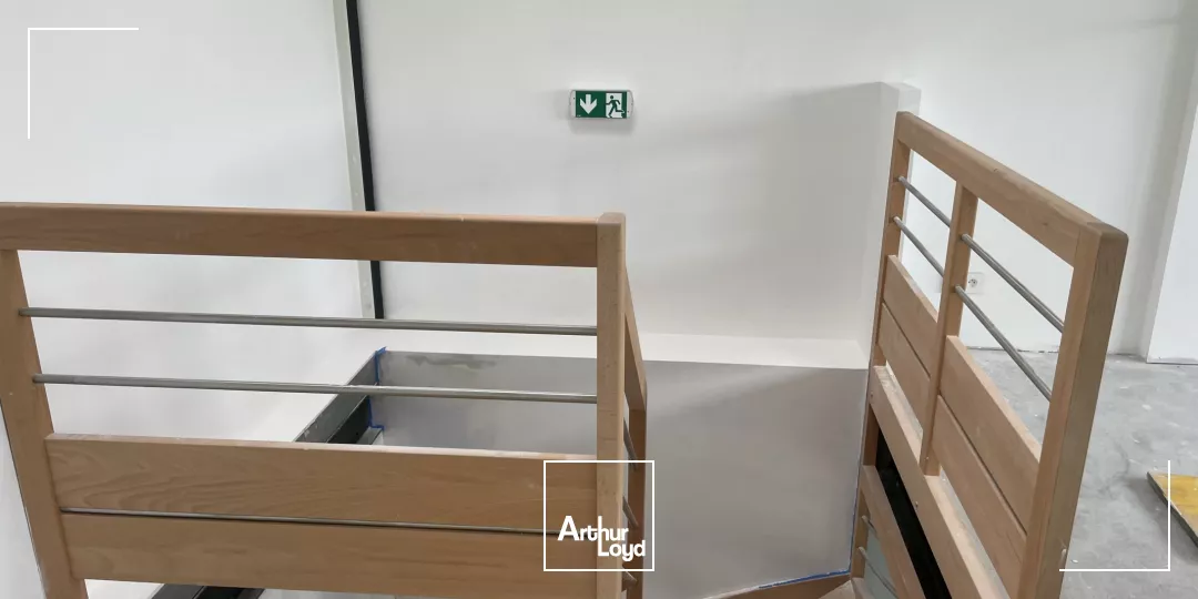 STOCKAGE - 100 M2 - DONGES - PORTE SECTIONNELLE - BUREAUX