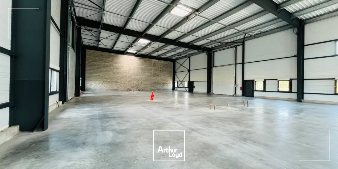 A VENDRE - STOCKAGE - 370 M2 - 1500 M2 - ZI 6 CROIX DONGES