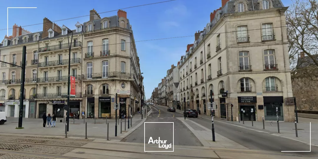 Local commercial à vendre 130 m2 plus ré&serve sous sol Nantes centre ville . 