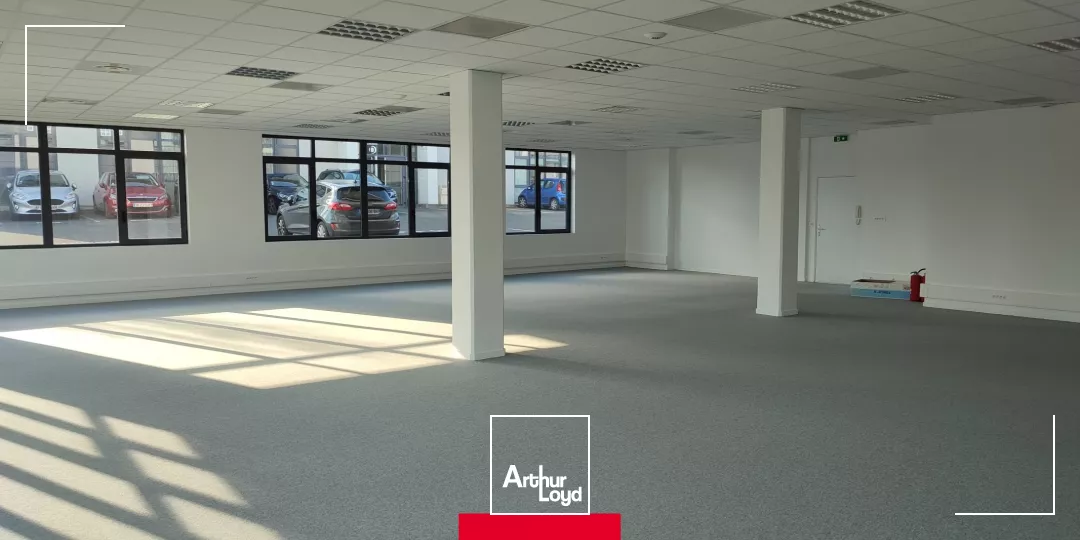 VIllefranche sur Saône : Bureaux à louer en RDC, proche autoroute, visibilité sur axe passant, parking, environnement dynamique : Pole emploi, assurance, salle de sport...