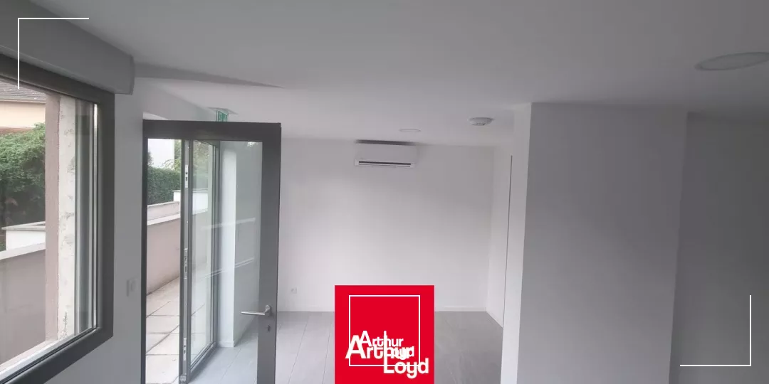 Local professionnel à louer en rez-de-chaussée à Jassans Riottier, proche de Villefranche sur Saône