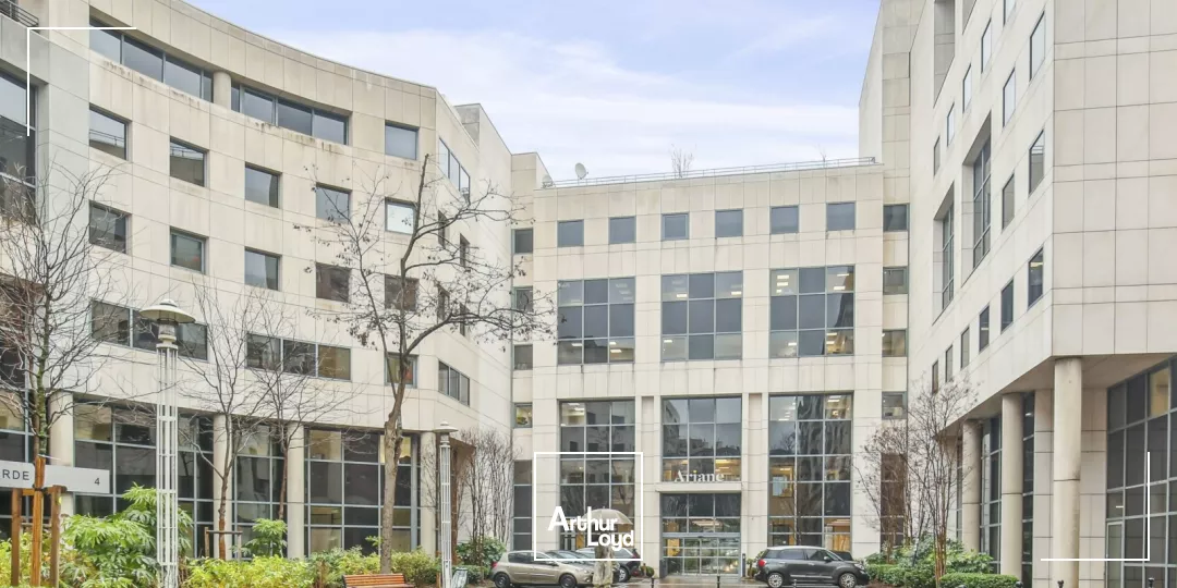 Immeuble de bureaux rénovés à louer - Quartier d'affaires de Rueil Malmaison - Services et parkings inclus - RER A