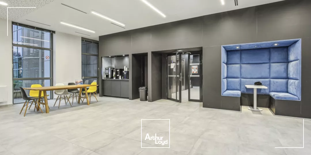 Immeuble de bureaux rénovés à louer - Quartier d'affaires de Rueil Malmaison - Services et parkings inclus - RER A