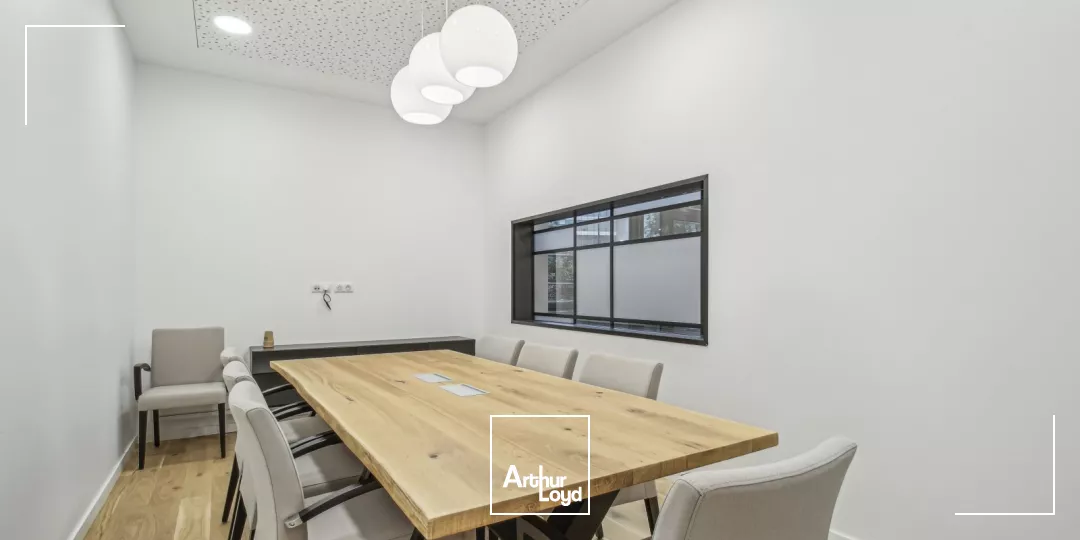 Immeuble de bureaux rénovés à louer - Quartier d'affaires de Rueil Malmaison - Services et parkings inclus - RER A