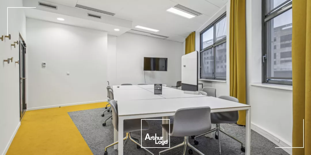 Immeuble de bureaux rénovés à louer - Quartier d'affaires de Rueil Malmaison - Services et parkings inclus - RER A