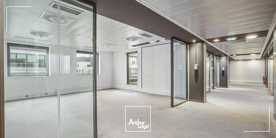 Immeuble de bureaux rénovés à louer - Quartier d'affaires de Rueil Malmaison - Services et parkings inclus - RER A
