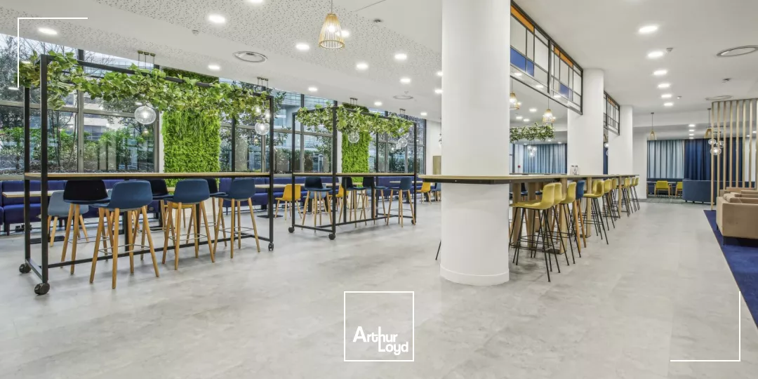 Immeuble de bureaux rénovés à louer - Quartier d'affaires de Rueil Malmaison - Services et parkings inclus - RER A