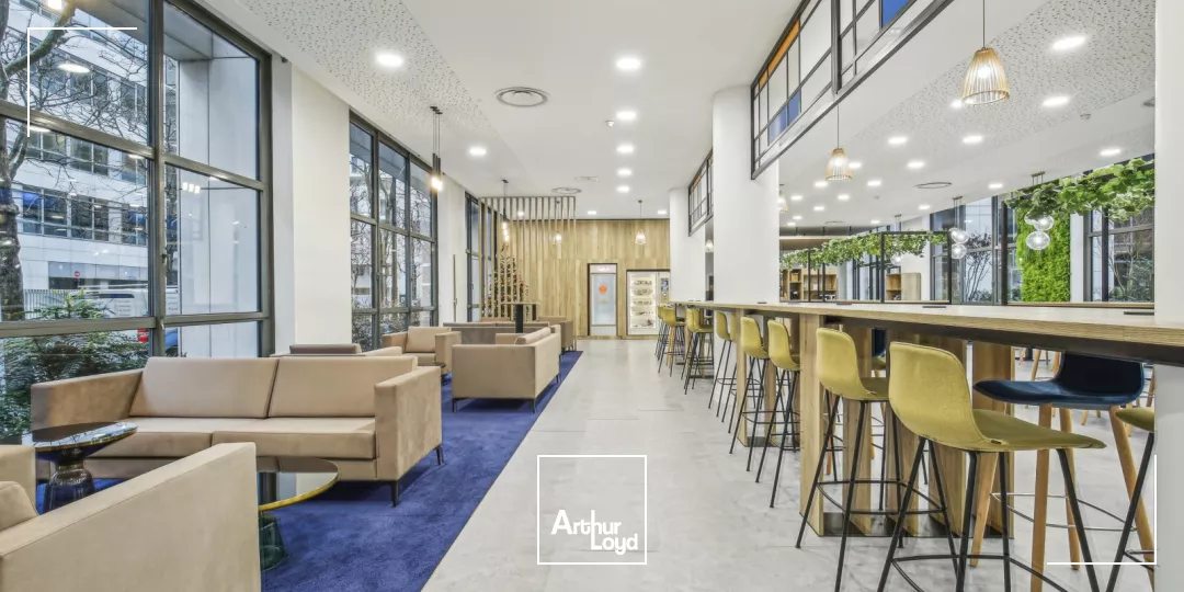 Immeuble de bureaux rénovés à louer - Quartier d'affaires de Rueil Malmaison - Services et parkings inclus - RER A