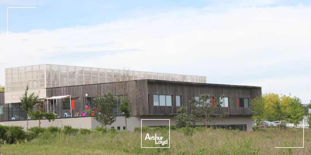 Bureaux à louer à Roissy - Immeuble Cosmos, surfaces 275 m² en rdc et 323 m² à l'étage, HQE, cadre paysager au pied du Golf