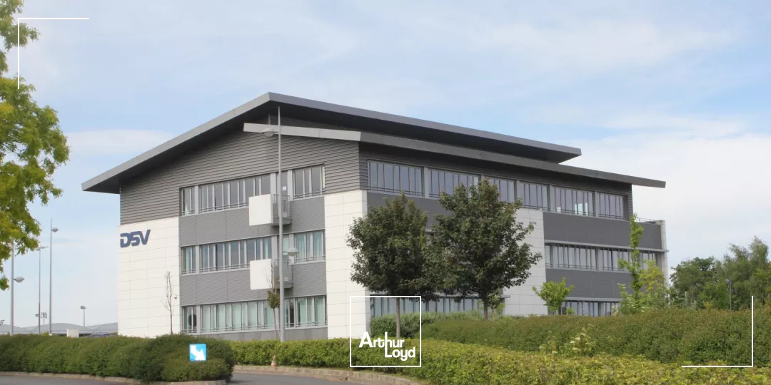 Bureaux à louer à Roissy - Immeuble Cosmos, surfaces 275 m² en rdc et 323 m² à l'étage, HQE, cadre paysager au pied du Golf