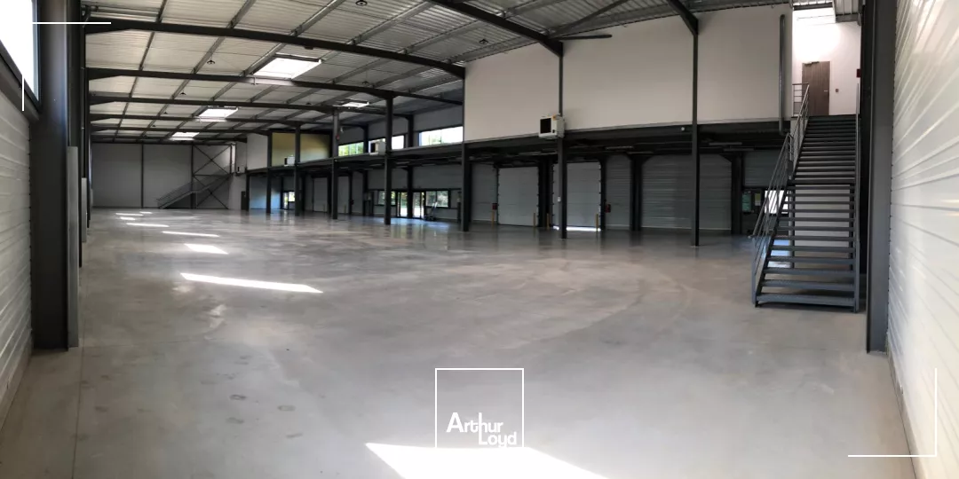 Espace logistique et industriel idéal - 779 m² modulables proposés à la location - Hauteur 7m - Charge 3T/m² - Accès rapide A3/A1/RER B - Proche Paris & CDG